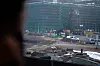 På veien for å møte de to arbeiderne, kommenterer Maren de gangene toget kjører forbi en byggeplass. Hvor står skiltet som sier hvem arbeiderne der jobber for?