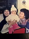 FLYKTINGER: Her er familien i Valdres, Østre Slidre kommune. På fanget sitter datteren Luisa Fernanda. På 17. mai hørte de navnene sine ble nevnt i 17. mai-talen i bygda.