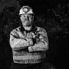 Navn: Trond Olsen  Alder: 52 år Vokst opp: Jeg kom til Svalbard da jeg var fem år, da flyttet foreldrene mine opp. Far min begynte i gruva, så jeg er vokst opp i Longyearbyen Arbeidsoppgaver i gruva: Har jobbet som mekaniker hele tida. Hva jeg skal gjøre nå: Åpen for forslag!