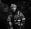 Navn: Martin Mostad Alder: 35 år Vokst opp: Jeg er vokst opp på en gård ute på Frosta. Arbeidsoppgaver i gruva: Elektriker Hvorfor jeg kom til gruvene: Min kone fikk jobb som lærer på skolen her oppe. Så hele familien flyttet opp. En barndomsvenn av meg jobbet i Gruve7 og anbefalte meg å søke.  Hva jeg skal gjøre nå: Har ingen god plan etter at Gruve 7 blir stengt.