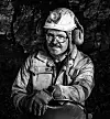 Navn: Svein Jonny Albrigtsen Alder: 60 år Vokst opp: For det meste på Svalbard fra jeg var 9 år. Før det i Lakselvbukt i Tromsø kommune. Arbeidsoppgaver i gruva: Jobber som sikkerhetsinspektør i gruva, har med HMS å gjøre. Hva jeg skal gjøre nå: Blir pensjonist om to år, så jeg blir her til oppryddingsarbeidet er over. Som pensjonist skal jeg skrive bok.
