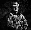 Navn: Elias Hagebø Alder: 21 år Vokst opp: I Longyearbyen  Arbeidsoppgaver i gruva: Gruvearbeider Hvorfor jeg kom til gruvene: Jeg hadde vært på utplassering i gruva før og lengtet tilbake.  Hva jeg skal gjøre nå: Jeg må nok jobbe i tunnel på fastlandet.