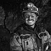 Navn: Arthur Andersen Alder: 24 år Vokst opp: Stavanger og Svalbard Arbeidsoppgaver i gruva: Gruvearbeider. En slitar, en som har veldig tungt fysisk arbeid. Hvorfor jeg kom til gruvene: Alle kompisene mine fra Svalbard jobbet i gruva, pluss at jeg hadde jobbet der som sommervikar før. Hva jeg skal gjøre nå: Være med på oppryddingen. Etter det skal jeg enten nave eller jobbe i tunnel eller olja.