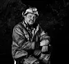 Navn: Frank-Johnny Olsen Alder: 57 år Vokst opp: Midt i Finnmark: Laksefjord og Porsanger.  Arbeidsoppgaver i gruva: Mekaniker Hvorfor jeg kom til gruvene: Hadde mange kamerater som jobbet i gruva og ble inspirert av dem. Hva jeg skal gjøre nå: Er ikke gammel nok til å gå av med pensjon ennå, så vi får bare vente og se hva tiden bringer.