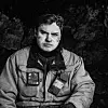 Navn: Sander Sårheim Alder: 26 år Vokst opp: Født i Nordfjordeid. Kom til Longyearbyen da jeg var fem dager. Arbeidsoppgaver i gruva: Gruvearbeider. Bolter, kjører shuttlecar og kutter. Hvorfor jeg kom til gruvene: Pappa, mamma og storebror jobba her. Hva jeg skal gjøre nå: Jeg har allerede flytta til Ålesund med familien. Nå vet jeg ikke hva jeg skal gjøre. {q}