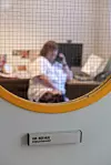 – Jeg føler meg ikke ønsket av politikerne og Nav, men føler meg ønsket her på jobben, sier Ann-Mari. Les mer om det nederst i saken.