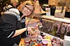 Vigdis Sara Saga Kjørholt med sine produkter som hun tok med til Grune Woche i Berlin.