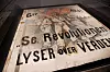 REVOLUSJONSFANEN: Nyrestaurert og klar i tett monter. Revolusjonsfanen stilles ut på Telemarksgalleriet.