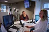 STORGROSSIST I VERV: - Jeg vil være en leder som ansatte kan snakke med, jeg vet jo ikke hvordan de har det inni hodene sine, sier avdelingsleder Ranveig Hushovd. Her i samtale med konsulent Therese Leireng.