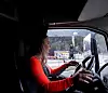 Hanne Jobine Eriksen tok fagprøven som yrkessjåfør i høst. Hun stortrives i Flå bak rattet på sin Volvo 540.