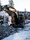 Her graves det grøfter til vannledninger i et nytt hytteområde på Turufjell, Sprenåsgrenda.