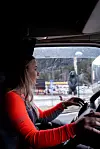 Hanne Jobine Eriksen tok fagprøven som yrkessjåfør i høst. Hun stortrives i Flå bak rattet på sin Volvo 540.