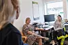 Prosjektleder i Blå Kors, Gro Anita Kåsa Poulsen og butikksjef Julie Premak er klar over at mange av studentene som nå begynner i jobb har hatt en vanskelig studietid.