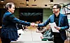 KRAV: 4. april starta lønnsoppgjeret i hotell- og restaurant-bransjen da Magne Kristensen i NHO Reiseliv (til venstre) og Clas Delp i Fellesforbundet overleverte krav.