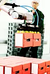 Robotene er gode arbeidskolleger, så lenge du er snill med dem: – Du må følge med, for jeg har fått et par kilevinker.