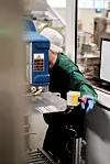 De tyngste løftene er bak henne, men fortsatt må 64-åringen Tordis Slinde smyge seg og løfte det ene med det andre i jobben på pakkeriavdelingen til Nortura Sogndal.