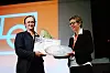 Tor Arne Ursin, regisssør og en av grunleggerne av Grenland Friteater, mottar LOs kulturpris for 2013 av LO-sekretær Renee Rasmussen.