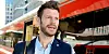 KAMPKLAR: Bjørnar Moxnes, på vei med tog til partilederdebatt i Arendal i kveld. Rødt-lederen lover kamp mot sosial dumping og arbeidslivskriminalitet hvis partiet blir representert på Stortinget etter høstens valg.