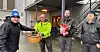 LO-sekretær Are Tomasgard (f.v.) med julekurv og blomster til klubben i Nøsted &. Nestleder Jan Ove Hansen, klubbleder Freddy Christensen og klubbsekretær Kjetil Berge.