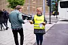 Inger Johanne Honterø deler ut løpesedler til forbipasserende utenfor Ullevål sykehus.