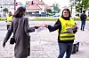 May Cicilie Voldhaug deler ut flyere utenfor Ullevål sykehus.