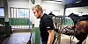 Røkter Marius Grinden stortrives med jobben, men syns lønna er for lav.