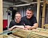 Marius Kristiansen og Kjell Grinden på den tilrettelagte bedriften der hvor Kristiansen jobber.
