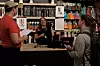TAKKER: Butikksjef Lena Taftø på Sport Outlet synes bare det er bra at sommerpatruljen kommer på besøk og informerer både henne og en av de unge ansatte.