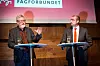 UTSATT: LOs nestleder Tor-Arne Solbakken (t.v.) og arbeidsminister Robert Eriksson (Frp) diskuterte pensjon forrige uke. Nå har Erikssons departement utsatt publiseringen av pensjonsrapporten.