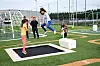 TURNJENTER: Søstrene Syntya (11) og Bayan (13) viser fram sine kunster på trampolinene utenfor Varhaughallen. Mor Nebal Alzoubi, far Basher Awad (bak til venstre) og prosjektkoordinator Sirwan Saadun Mohammed (bak til høyre) følger med.
