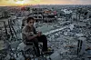 DET SOM ER IGJEN: En gutt i det som er igjen av hjemmet hans i bydelen Shejaiyye i Gaza, hardt rammet av de israelske angrepene i sommer. 18 000 boliger er ødelagt, ifølge FN.