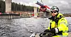 DYKKERMESTER: Med stødig hånd setter Henrik Dahl kursen mot andre enden av Mjøsa.