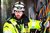 LIVLINE: Henrik viser fram navlestrengen, selve livlina til dykkerne. Den blå snora frakter luft, den oransje er til kommunikasjon, og den gule måler dybden.