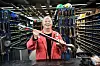 OVERSIKT: Neill Staurland har oversikt i verktøyburet. Her med en fastnøkkel på 80 millimeter.