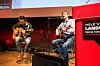 Dagen ble åpnet med Transportarbeidersangen som ble skrevet av Arne Paasche Aasen på 30-tallet. Steinar Gjerholm (t.v.) spilte gitar og Geir Kvam, utreder i NTF, både spilte og var forsanger.