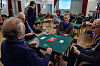 TIRSDAGSBRIDGE: Hver tirsdag samles medlemmene i Høybråten Bridgeklubb for å spille og prate sammen.