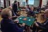 TIRSDAGSBRIDGE: Hver tirsdag samles medlemmene i Høybråten Bridgeklubb for å spille og prate sammen.