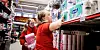 STÅR PÅ I BUTIKKEN: Ida Wirum Sæter (t.v) og Maja Frølund jobber en dag i uka på Coop Extra på Storo i Oslo.