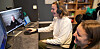 DIGITAL PRAT: Thea H. Trulsrud snakker med brukeren Jan mens Kristine Wilhelmsen lytter.