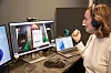 DEMONSTRASJON: Kristine spiller rollen som bruker som viser fram medisinopplysninger