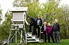 MYSER PÅ VÆRET: Myser på været: Yr-sjef Jørn Kristiansen tar en titt inn en tradisjonell instrumenthytte som står i hagen utenfor Meteorologisk institutt på Blinder. Inni hytta er det instrumenter som måler temperatur og fuktighet. NTL-leder Kjell Brandsberg, senioringeniør 
Arild Burud, økonomiansvarlig Gunn Nygård og seniorforsker og meteorolog Knut Helge Midtbø ser opp mot den grå himmelen der duskregnet kommer fra.