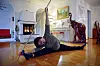 Morgenyoga:  Spagaten går lett som bare det for den snart 60 år gamle hjemmehjelperen, Natthanan Waphadtai Tonning.