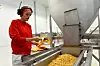 FERSK: Cecilie Arntsen fikk jobb på dagen og har jobbet på Sørlandschips siden mai. Hun trives, men håper på mer opplæring og flere varierte arbeidsoppgaver.
