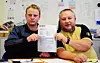 POLITIANMELDT: De to NNN-tillitsvalgte Thorbjørn Hjelle og Svein Ove Bøye med politiets bekreftelse på det anmeldte forhold.