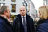 KRITISKE: Senterpartiets leder Trygve Slagsvold Vedum møtte om lag 20 tillitsvalgte NNN-ere foran Stortinget før spørretimen startet. Her snakker han med NNN-leder Jan-Egil Pedersen og første nestleder Anne Berit Aker Hansen.