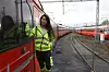 HARDT ARBEID: Ellinor Elisabeth Helgesen liker jobben med å holde togene rene, men skulle ønske jobben de gjør, blir satt mer pris på.