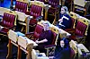 STORTINGSSALEN: Siv Jensen og Solveig Horne fra FrP syntes situasjonen tydeligvis er mer morsom enn Arbeiderpartiets Anikken Huitfeldt (øverst til høyre).