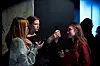 Selfie: Elevene oppretter egne brukere med profilbilder på lånemobilene før spillet begynner.