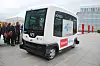 SELVKJØRENDE: En selvkjørende elektrisk buss testes ut på Fornebu av representanter for både regjering og opposisjon.