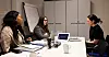 FELLES GJENNOMGANG: Karen Vanessa Lebie (f.v.) og Agnieszka Donal er begge med i Skatteetatens fagnettverk for samtaleteknikk. Lebie følger med på hvordan Donal fungerer som veileder for kollega Mariana Bounegru.